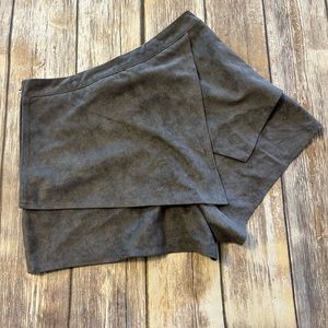Indikah Wrap Size 8 Grey Faux Suede Shorts
